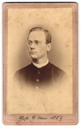 Fotografie J. Niggl, Altötting, Geistlicher mit Brille und gescheiteltem Haar