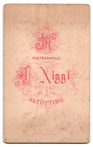 Fotografie J. Niggl, Altötting, Geistlicher mit Brille und gescheiteltem Haar