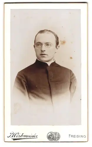 Fotografie J. Werkmeister, Freising, Amtsgerichtsstrasse 445, Geistlicher mit Brille und schütterem Haar