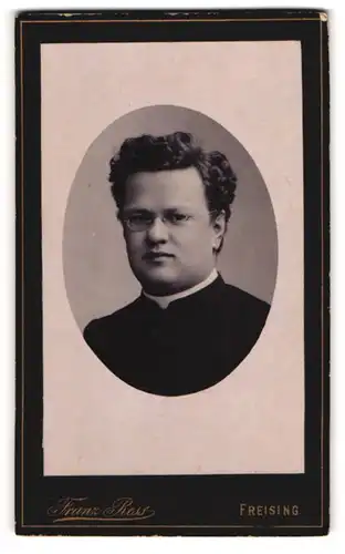 Fotografie Franz Ress, Freising, Junger Geistlicher mit Knollennase und Brille