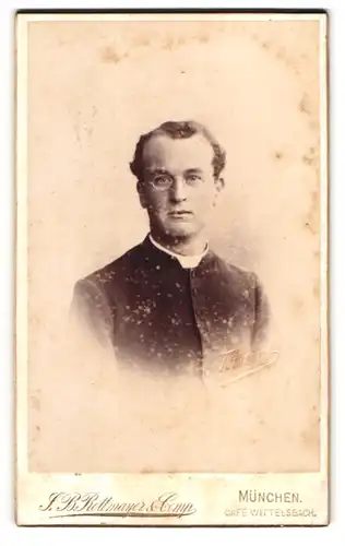 Fotografie F. B. Rottmayer & Co., München, Cafe Wittelsbach, Geistlicher mit Brille und schütterem Haar