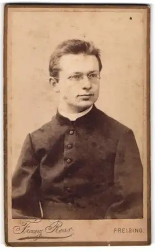 Fotografie Franz Ress, Freising, Mainburgerstrasse, Theologe mit Brille im schlichten Gewand