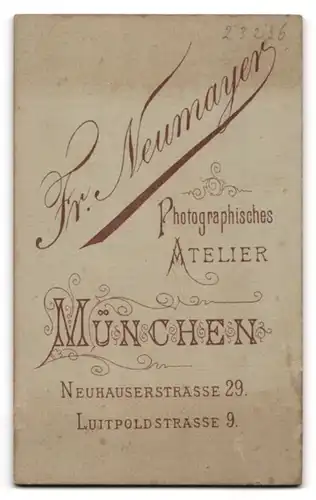Fotografie Fr. Neumayer, München, Neuhauserstrasse 29, Geistlicher mit akkurat geschnittenem Haar