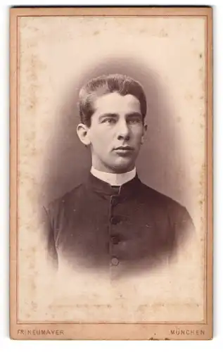 Fotografie Fr. Neumayer, München, Neuhauserstrasse 29, Theologe im Portrait