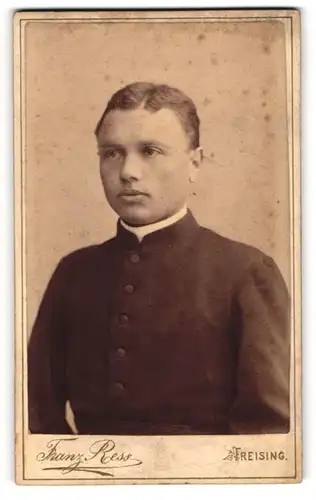 Fotografie Franz Ress, Freising, Mainburgerstrasse, Junger Geistlicher im Portrait