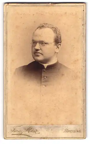 Fotografie Franz Ress, Freising, Mainburgerstrasse, Pausbackiger Theologe mit Brille