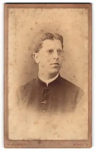 Fotografie Fr. Neumayer, München, Luitpoldstrasse 9, Theologe mit Brille und Mittelscheitel