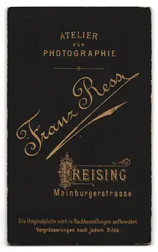 Fotografie Franz Ress, Freising, Mainburgerstrasse, Geistlicher mit Brille und gescheiteltem Haar