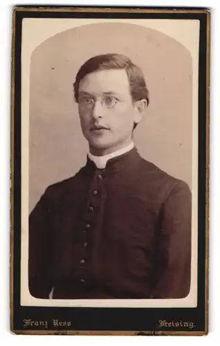 Fotografie Franz Ress, Freising, Mainburgerstrasse, Junger Theologe mit Brille im Portrait