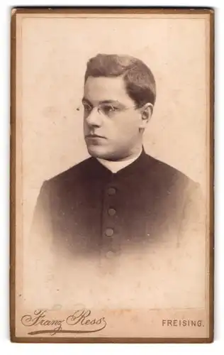 Fotografie Franz Ress, Freising, Mainburgerstrasse, Junger Geistlicher mit Brille und pomadisierten Haaren