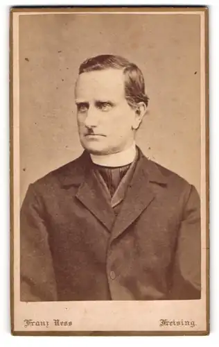 Fotografie Franz Ress, Freising, Mainburgerstrasse, Geistlicher Herr im Anzug