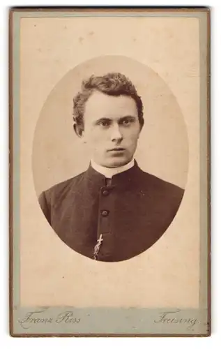 Fotografie Franz Ress, Freising, Mainburgerstrasse, Junger Theologe mit Kreuz im Portrait