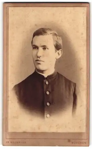 Fotografie Fr. Neumayer, München, Luitpoldstrasse 9, Junger Geistlicher im Portrait