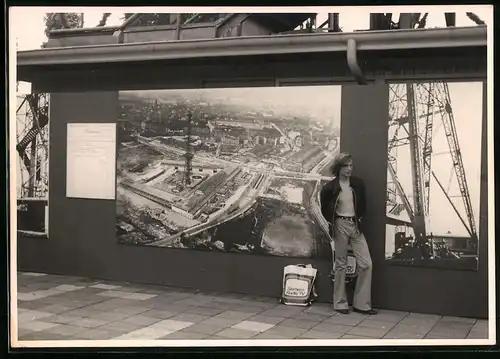 Fotografie unbekannter Fotograf, Ansicht Berlin, Messegelände, Foto-Plakate unterm Funkturm