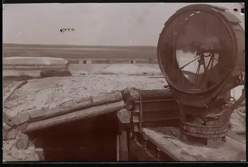 Fotografie 1.WK, Flak-Scheinwerfer neben Unterstand einer Bunker-Stellung
