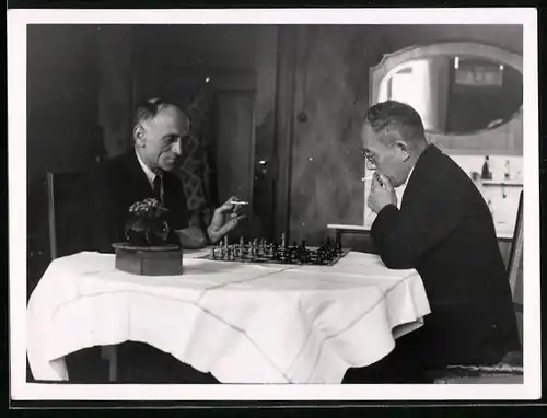 Fotografie Schach - Chess, Herren spielen eine Partie Schach