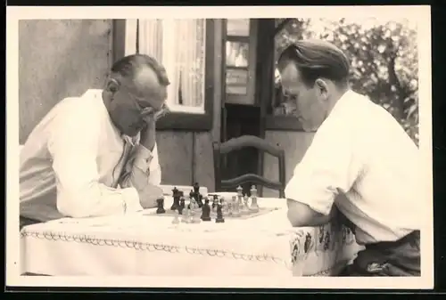 Fotografie Schach - Chess, Männer nachdenklich vor Schachbrett sitzend