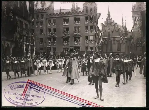 Fotografie Michael Dietrich, München, Ansicht München, Kaiser Wilhelm II. bei einer Parade auf dem Marienplatz