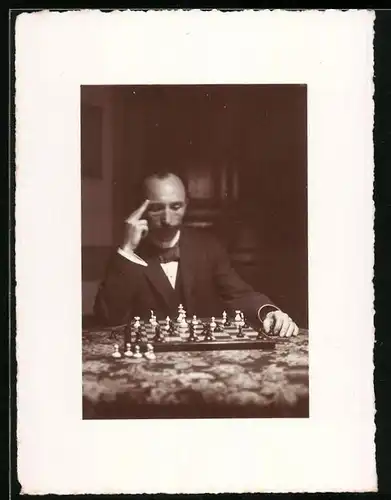Fotografie Schach - Chess, Schachspieler sitzt nachdenklich vor dem Schachbrett