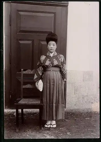 Fotografie Japan, japanische Frau im Kimono vor der Haustür fotografiert