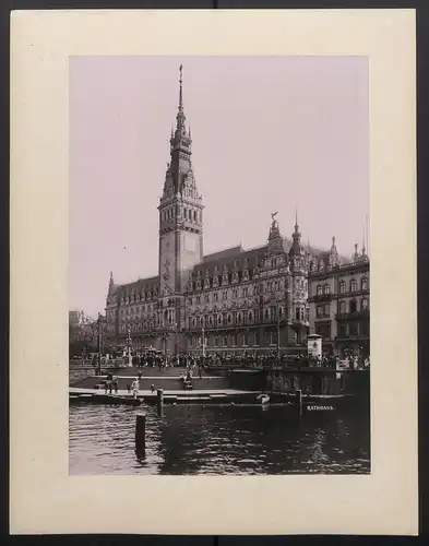 Fotografie unbekannter Fotograf, Ansicht Hamburg, Strassenbahn vor dem Rathaus, Büro Dampfschiff-Reederei um 1895