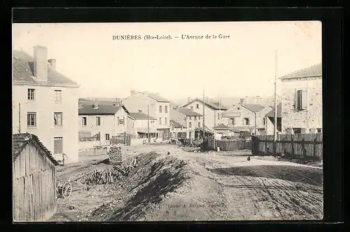 AK Dunières, L`avenue de la Gare