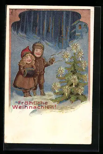 AK Kinder im verschneiten Wald mit Tannenbaum