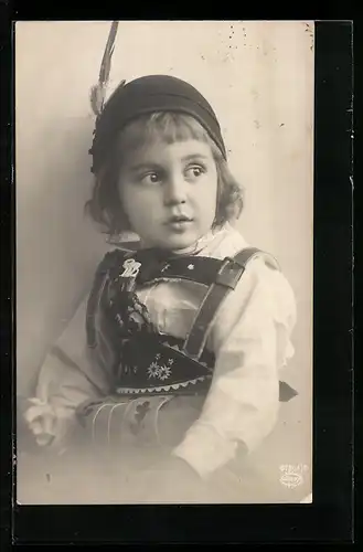 Foto-AK Amag Nr. 61564 /6: Niedliches Kind mit Tracht und Feder am Hut