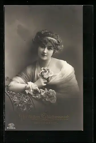Foto-AK Amag Nr. 61266 /5: Junge Frau mit Rosen und Haarreif