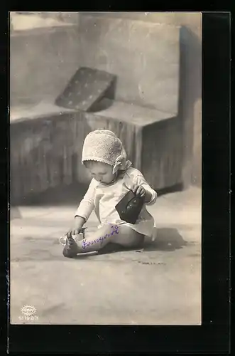 Foto-AK Amag Nr. 61192 /3: Niedliches Kleinkind mit Tasse und Etui