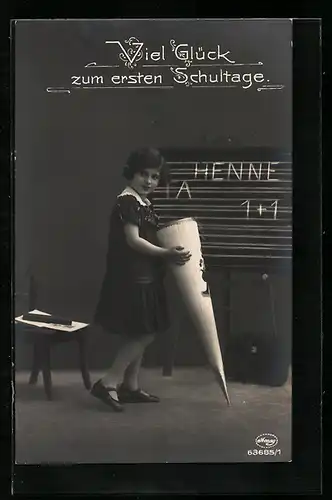 Foto-AK Amag Nr. 63685 /1: Junges Mädchen mit Schultüte vor Schiefertafel