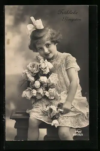 Foto-AK Amag Nr. 63446 /5: Junges Mädchen mit weissen Rosen und Schleife