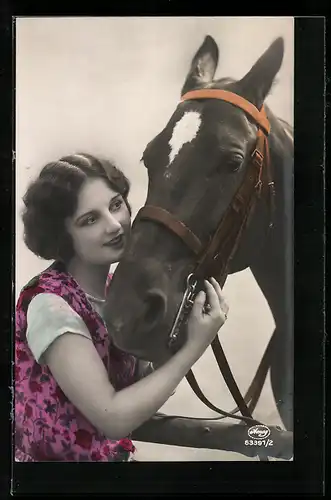 Foto-AK Amag Nr. 63391 /2: Junge Dame in Blumenkleid mit Pferd