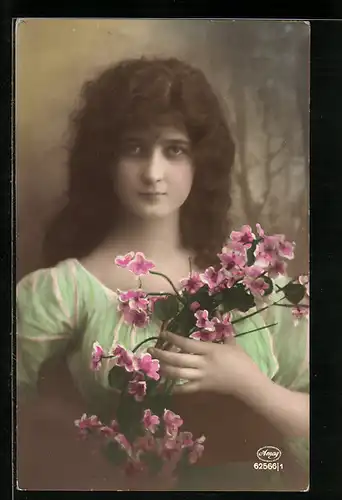 Foto-AK Amag Nr. 62566 /1: Junge Frau mit Blumenstrauss