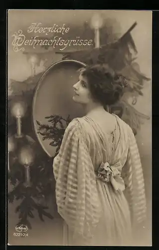Foto-AK Amag Nr. 62210 /4: Junge Frau vor Christbaum