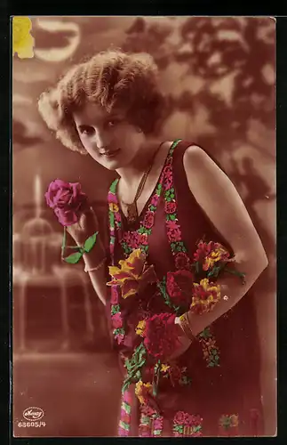 Foto-AK Amag Nr. 63605 /4: Junge Dame in Kleid mit Rosen