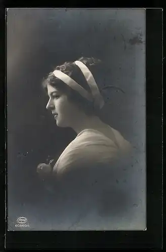 Foto-AK Amag Nr. 60860 /4: Junge Dame im Profil mit weissem Haarband