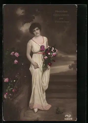 Foto-AK Amag Nr. 62342 /6: Junge Frau in langem weissen Kleid mit Blumenstrauss