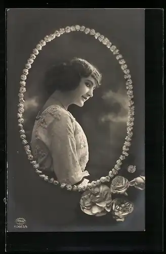 Foto-AK Amag Nr. 60663 /4: Junge Dame in weissem Kleid mit Rosenrahmen