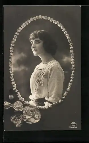 Foto-AK Amag Nr. 60663 /2: Junge Dame in weissem Kleid mit Kette