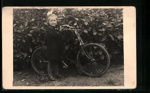 Foto-AK Mädchen mit Fahrrad