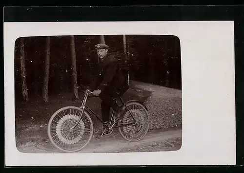 Foto-AK Junge mit Schiebermütze auf seinem Fahrrad