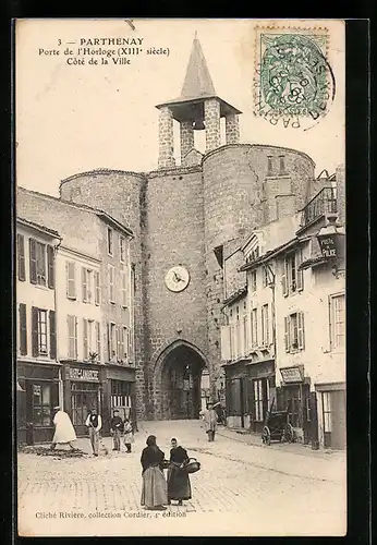 AK Parthenay, porte de l`Horloge, côté de la ville, les magasins, les passants dans la rue