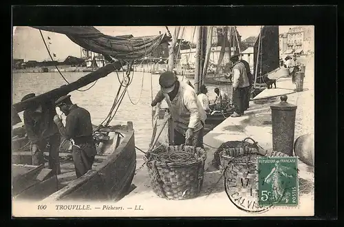 AK Fischerei, Trouville, Pecherus, Fischer bei der Arbeit am Boot