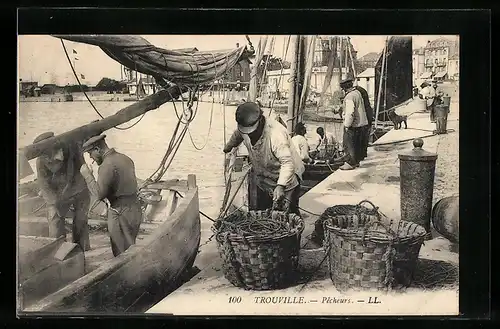 AK Fischerei, Trouville, Pecherus, Fischer bei der Arbeit am Boot