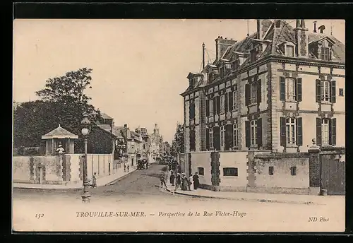 AK Trouville-sur-Mer, Perspective de la Rue Victor-Hugo