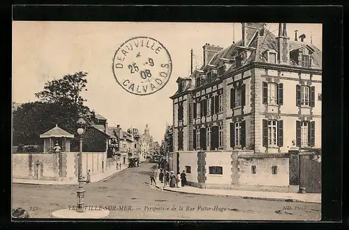 AK Trouville-sur-Mer, Perspective de la Rue Victor Hugo