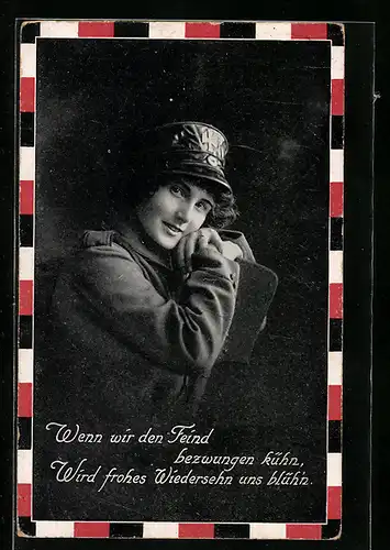 AK Frau in Uniform auf einem Stuhl