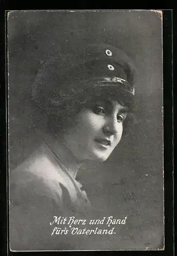AK Mit Herz & Hand für's Vaterland. Frau mit Schirmmütze