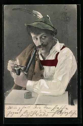 AK Mann zündet sich eine grosse Pfeife an